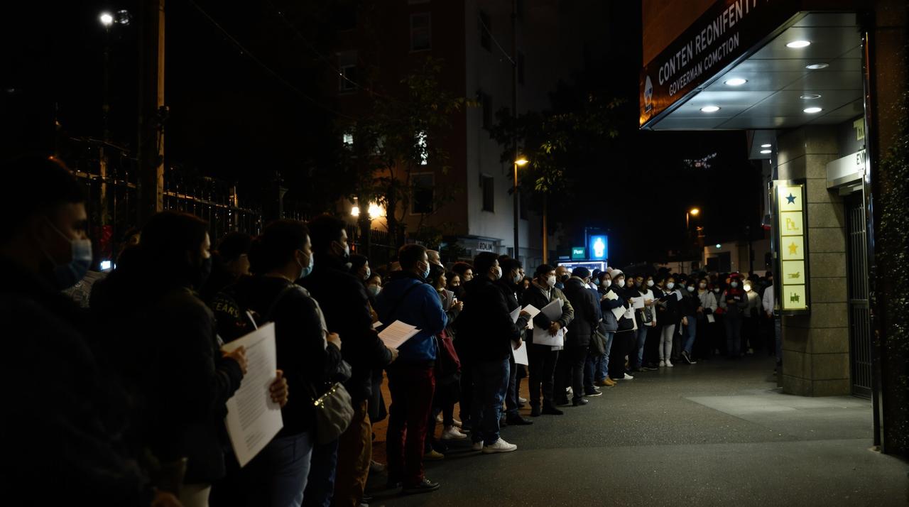 某城市学区房政策突变，数十万家长连夜排队办理入学手续